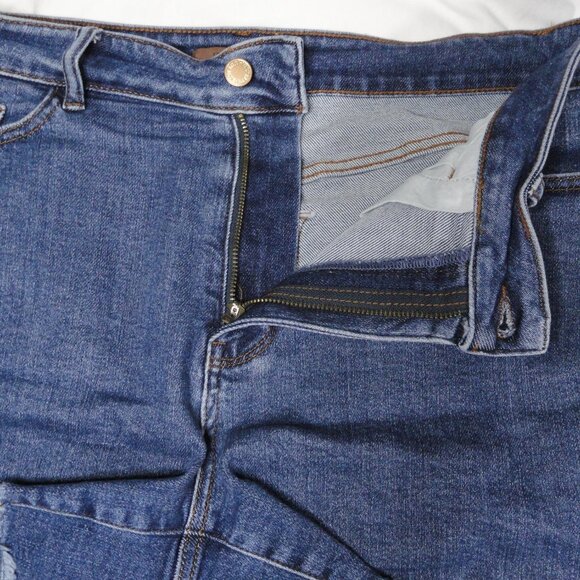 JUDY BLUE Medium Wash Raw Hem Stretch Denim Jean Shorts JB150176 Womens Size 1XL - Picture 3 of 9